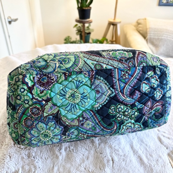 VERA BRADLEY BAG. - Picture 10 of 10